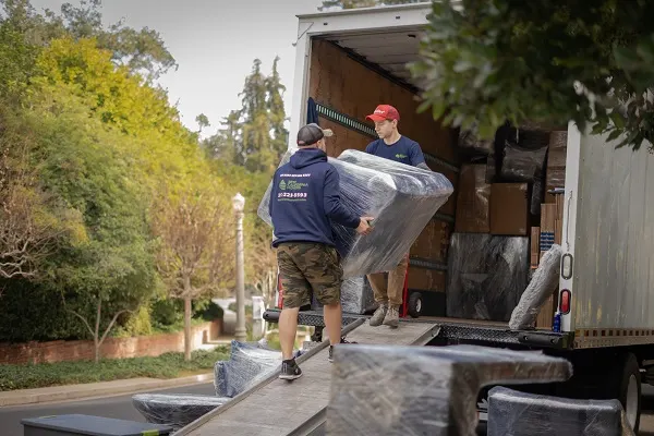 El equipo de Best California Movers cargando muebles envueltos en un camión de mudanzas.