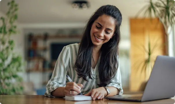 Customer filling in a financing application on a laptop
